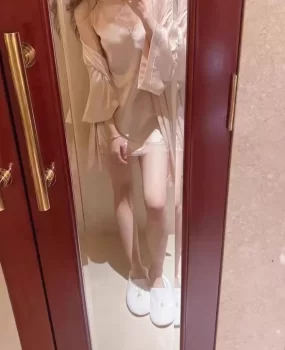 长腿年轻嫩妹