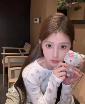 白嫩美乳青春妹