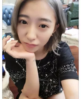 美丽大方的气质美女