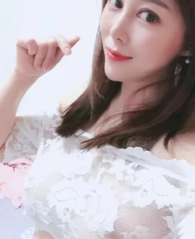 撕破了黑丝，抓紧了双乳，狠狠的插入MM的肉穴！